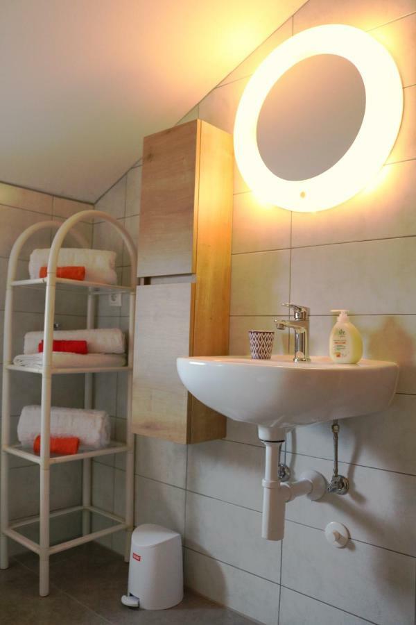 Stars Apartment Горни Карин Екстериор снимка