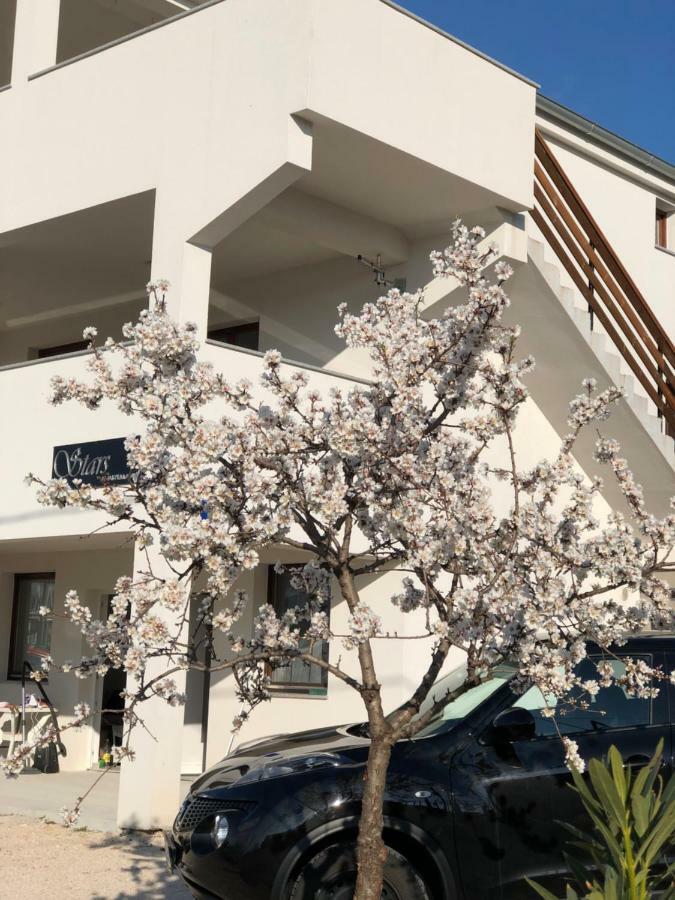 Stars Apartment Горни Карин Екстериор снимка